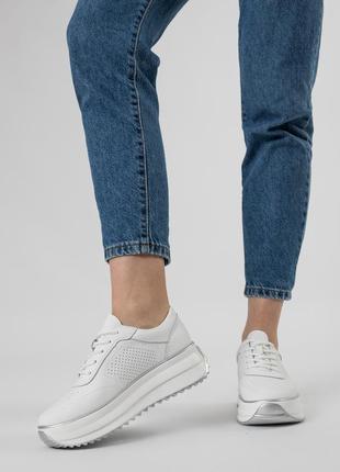 Кросівки жіночі білі на високій платформі літні з  перфорацією 2451т