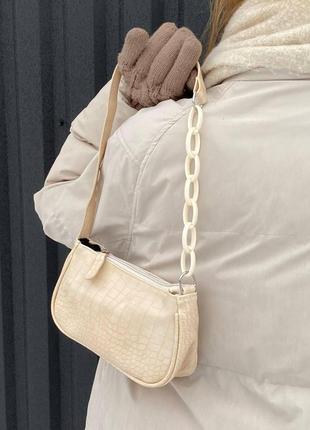 Женская  маленькая сумка багет на цепочке ремешке рептилия молочная белая бежевая2 фото
