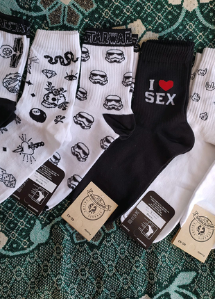 Белые и черные высокие носки с принтом - модные носки1 фото