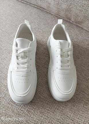 Кросівки жіночі білі легкі зручні