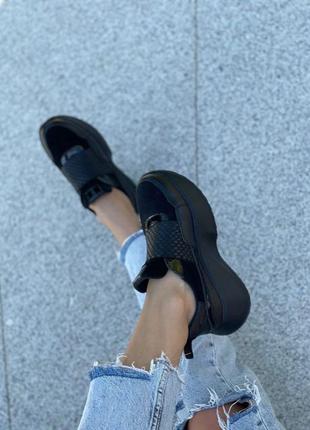 Чорні стильні жіночі кросівки4 фото