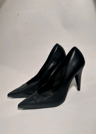 Класичні чорні туфлі