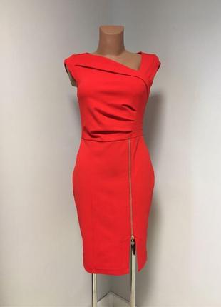 Розкішне плаття червоного кольору