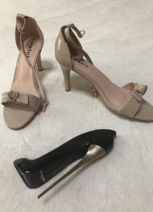 Босоножки лаковые