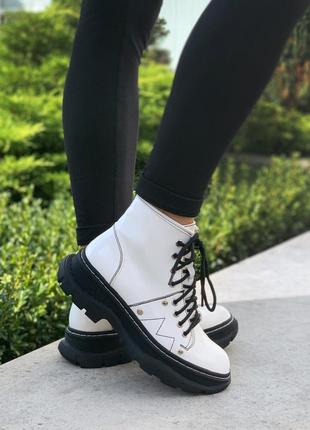 Женские ботинки alexandr mcqueen ankle boots white