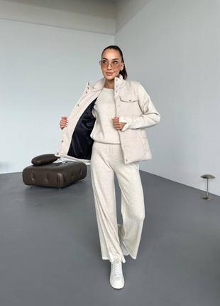 Женская бежевая стильная трендовая качественная стеганая кашемировая жилетка с высоким воротником3 фото