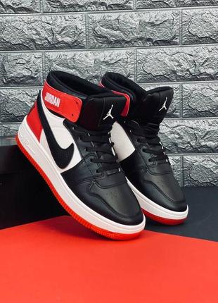 Кросівки чоловічі air jordan 1 mid, стильні зручні кросівки