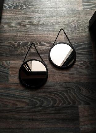 Зеркало на цепочке в черной оправе