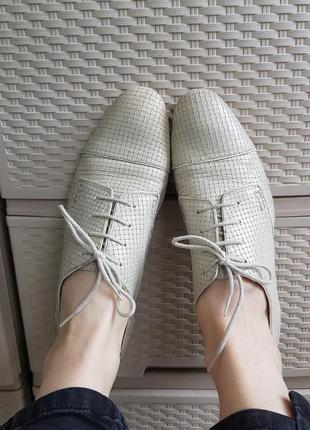 Белые кожаные туфли на низком каблуке оксфорды2 фото