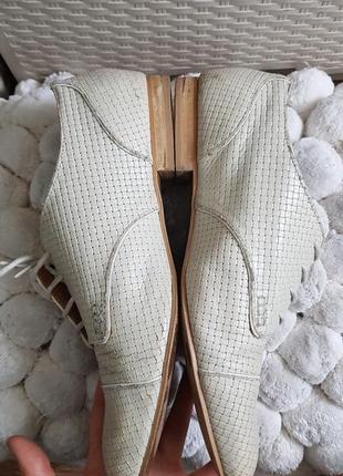 Белые кожаные туфли на низком каблуке оксфорды7 фото
