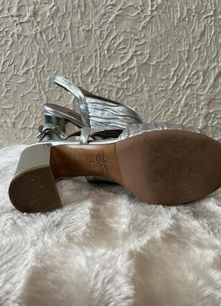 Серебристые босоножки на устойчивом каблуке / серые босоножки на каблуке3 фото