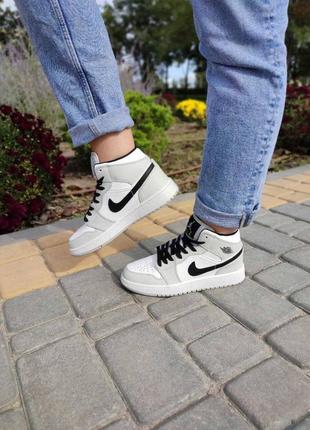 Кросівки jordan жіночі, стильні модні кросівки джордан6 фото