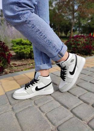 Кросівки jordan жіночі, стильні модні кросівки джордан7 фото