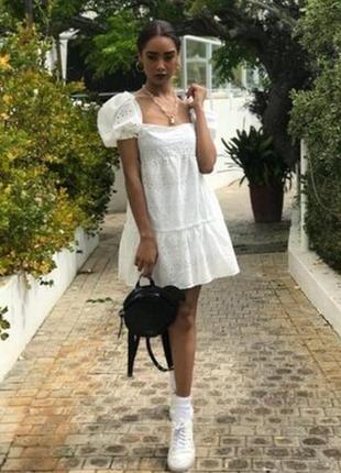 Белое короткое платье из прошвы свободного кроя