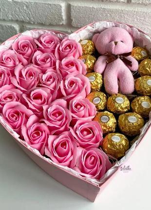 Подарунок для коханої з ведмедиком, трояндами та цукерками6 фото