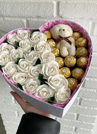 Подарунок для коханої з ведмедиком, трояндами та цукерками5 фото