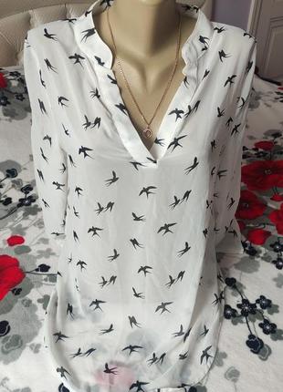 Блузка с принтом ласточки3 фото