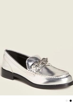 Круті шкіряні лофери кольору металік срібло ck 35 круті туфлі