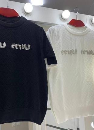 Женская яркая трендовая черная футболка в стиле miu miu с бусинами и камушками4 фото