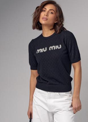 Женская яркая трендовая черная футболка в стиле miu miu с бусинами и камушками5 фото