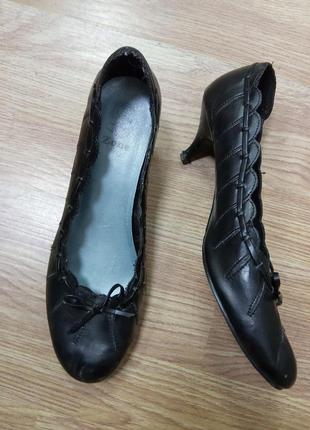 Удобные, мягкие туфли на маленьком каблучке