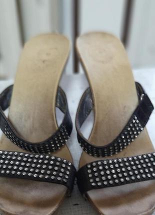 Шлепки на каблуке