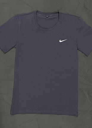 Класична однотонна футболка на кожен день