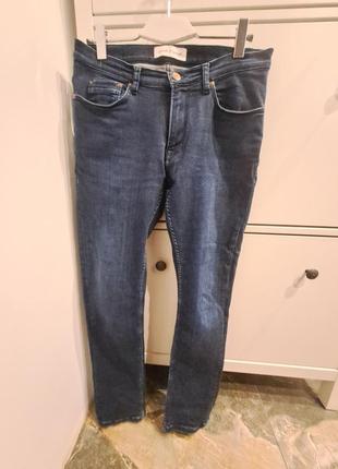 Чоловічі джинси синього кольору в ідеалі