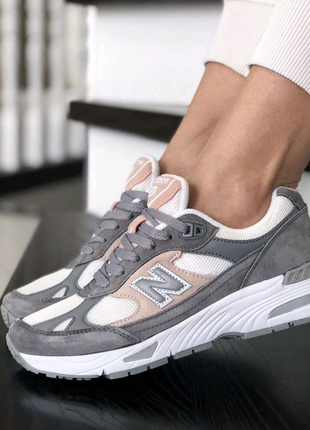 Кросівки жіночі
new balance