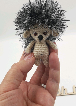 М'яка в'язана іграшка - брелок  їжачок