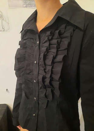 Чорна блузка в вінтажному стилі з рюшами3 фото
