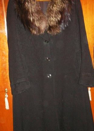 Зимове пальто з коміром із чорнобурки
