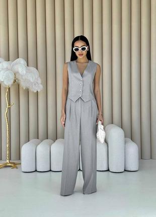 Стильний брючний жіночий сірий костюм