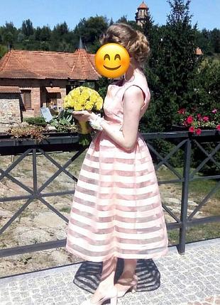 Нарядна сукня, підійде на випускний