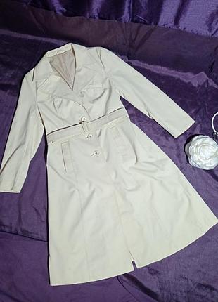 Плащик вінтажний світлий з блідо жовтим підтоном,добре тримає форму, бренду ehrbar