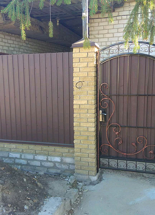 Металеві паркани з профнастилу, ковані паркани та огорожі5 фото