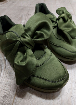 Зелені (оливкові, хакі) атласні кросівки (сліпони) з2 фото