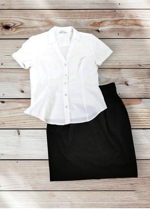 Костюм классика юбка карандаш черного цвета и белая рубашка с коротким рукавом