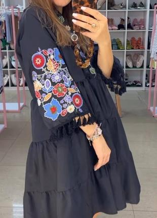 Женское платье с вышивкой