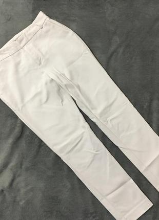 Белые брюки  stradivarius