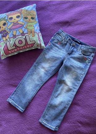 Светлые джинсы на девочку 2-3рр с вышивкой
