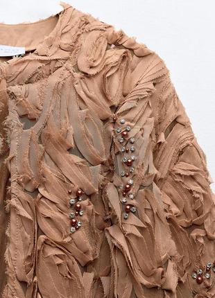 Текстурированное пальто со стразами и искусственными жемчугами7 фото