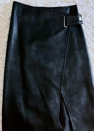 Черная кожаная юбка topshop с имитацией запаха