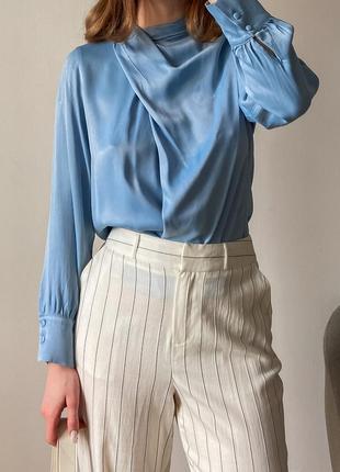 Сатиновая голубая блуза с драпировкой5 фото