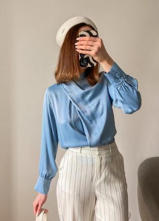 Сатиновая голубая блуза с драпировкой2 фото