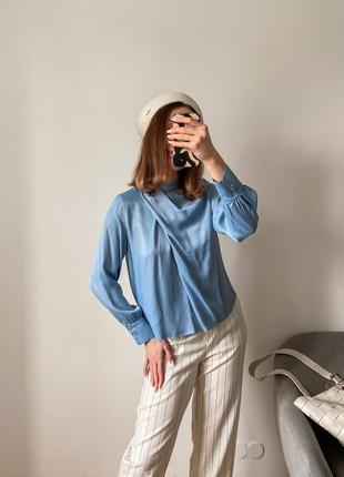 Сатиновая голубая блуза с драпировкой9 фото