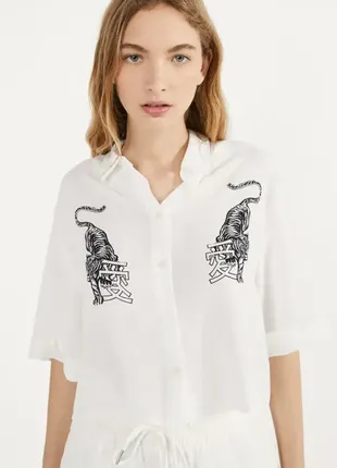 Укороченная рубашка с тиграми bershka cropped shirt - s-m1 фото