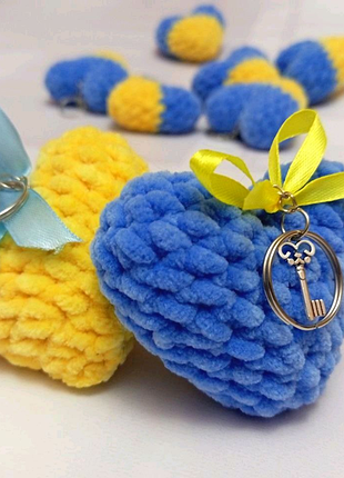Брелок ручной работы из плюшевой пряжи крючком