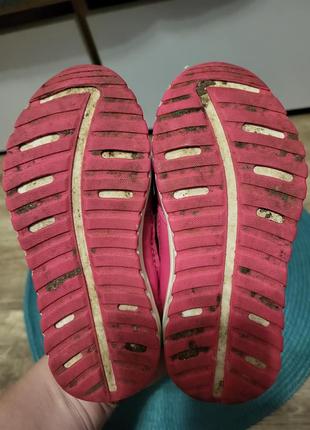 Гарні та яскраві кросівки для дівчинки6 фото