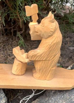 Іграшка дерев'яна рухлива "ведмідь з сокирою", статуетка з дерева, фігурка з дерева1 фото